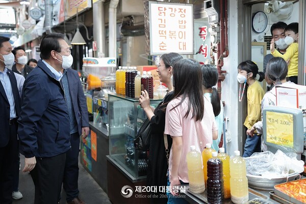 9월 9일 추석 전날 윤석열 대통령 통인시장 방문