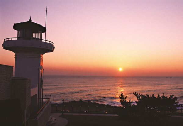 간절곳 등대 일출 장면