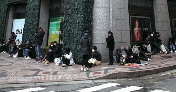 서울 시내 한 백화점을 찾은 시민들이 명품 매장에 들어가기 위해 줄을 서있는 모습