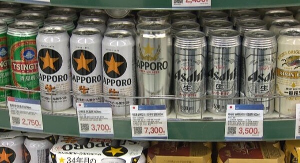 수퍼마켓에 진열된 일본수입 맥주