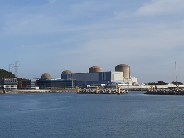 부산 월내항에서 바라본 고리원자력발전소