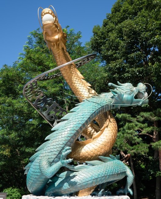 충남 예산 예당호 출렁다리에 전설의 청룡과 황룡이 함께 승천하는 형상을 재구성한 조형물