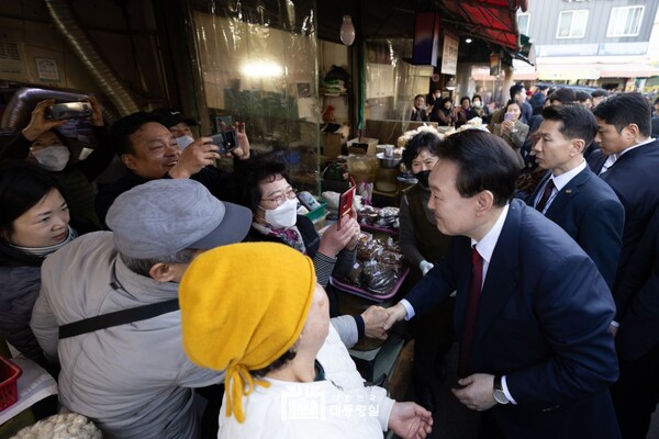 대통령실=윤석열 대통령, 2월 13일 부산 동래시장 방문