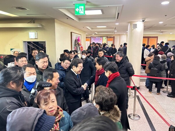 2월 24일 계양신용협동조합 정기총회에서 조우해 악수  나누는  이재명과 원희룡