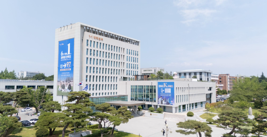 대한민국 기술의 미래를 책임질 '바이오반도체' 연구의 거점이 18일 전북대학교로 최종 확정되면서 과학계와 산업계의 이목이 쏠리고 있다.