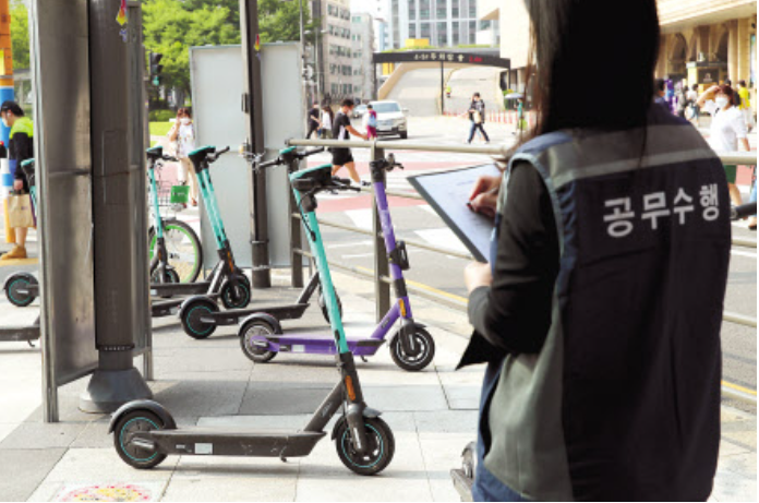 도심 내 무법자로 불리던 공유 전동 킥보드 등 개인형 이동장치(PM)에 대한 강력한 규제가 19일을 기점으로 시행된다.