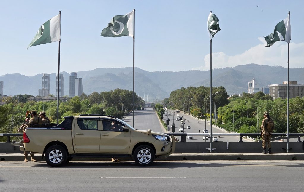 미국과 이란이 2차 종전 회담을 앞둔 가운데 지난 20일(현지시간) 오후 파키스탄 수도 이슬라마바드 주요 도로에 소총을 든 군인이 배치돼 있다.