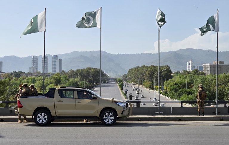 미국과 이란이 2차 종전 회담을 앞둔 가운데 지난 20일(현지시간) 오후 파키스탄 수도 이슬라마바드 주요 도로에 소총을 든 군인이 배치돼 있다.