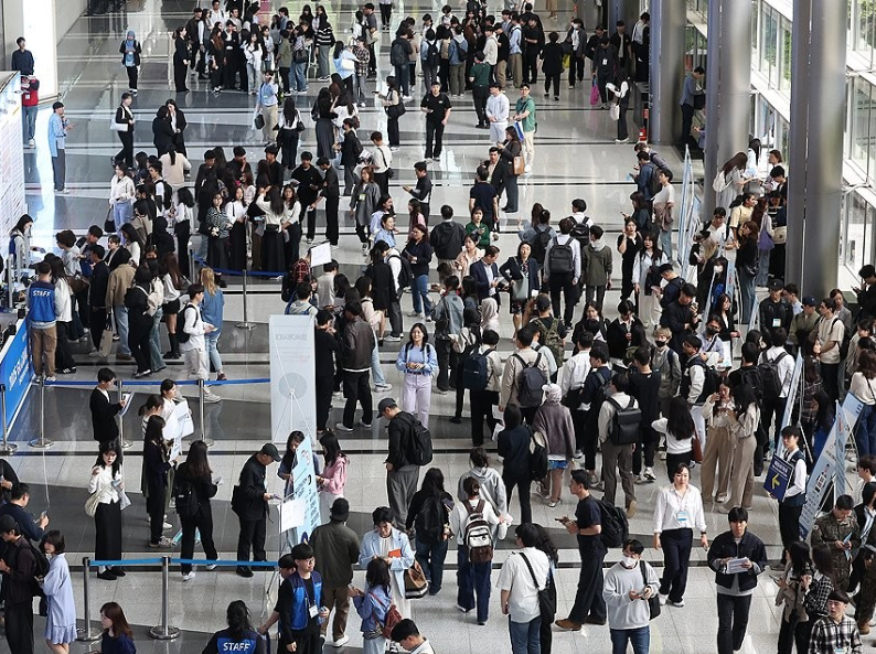 대한민국 고용 시장이 지표상으로는 3월 기준 역대 최고 수준의 고용률을 기록하며 겉으로는 순항하는 모습이다. 15일 발표된 통계 동향에 따르면 지난달 15세 이상 고용률은 전년 대비 0.2%포인트 상승한 62.7%를 기록했다. 