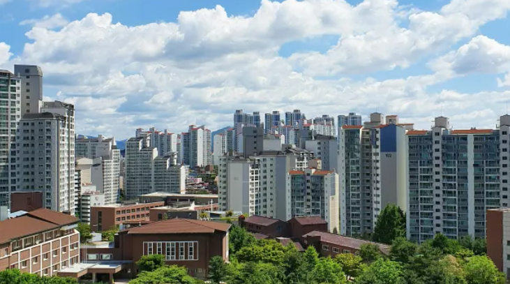 수도권 주택 시장의 불안감을 해소하기 위해 정부가 공공택지 공급 속도를 한계치까지 끌어올린다. 국토교통부는 3일 오후 서울 용산구 한국토지주택공사(LH) 주택공급특별추진본부에서 김이탁 제1차관 주재로 ‘수도권 공공택지 속도 제고 점검회의’를 개최했다. 