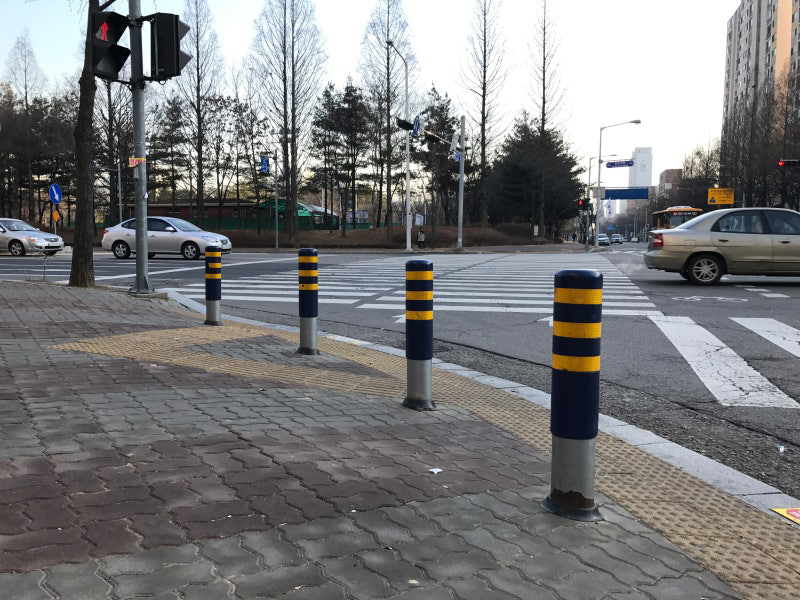 인도를 걷는 시민들이 차량 돌진 사고로부터 스스로를 보호할 수 없는 무방비 상태에 놓였다는 지적이 커지자, 경찰이 보행자 안전 시설을 획기적으로 개선하는 고강도 대책을 내놓았다.