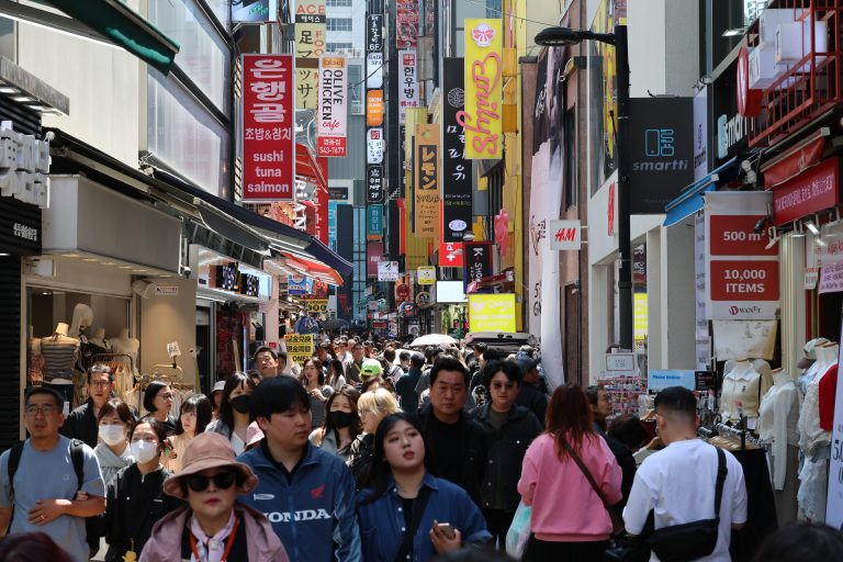 서울 중구 명동을 찾은 외국인 관광객들이 거리를 둘러보고 있다.