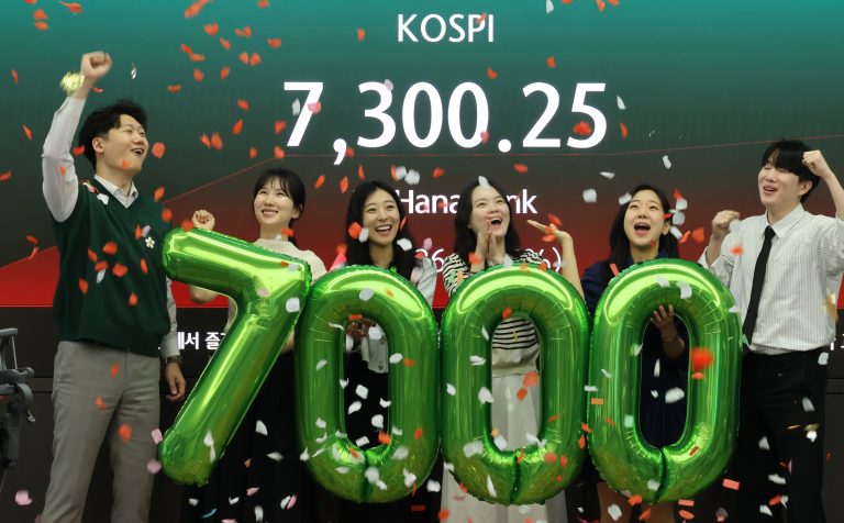 코스피가 7천을 돌파한 6일 서울 중구 하나은행 본점 딜링룸에서 직원들이 축하 세리머니를 하고 있다