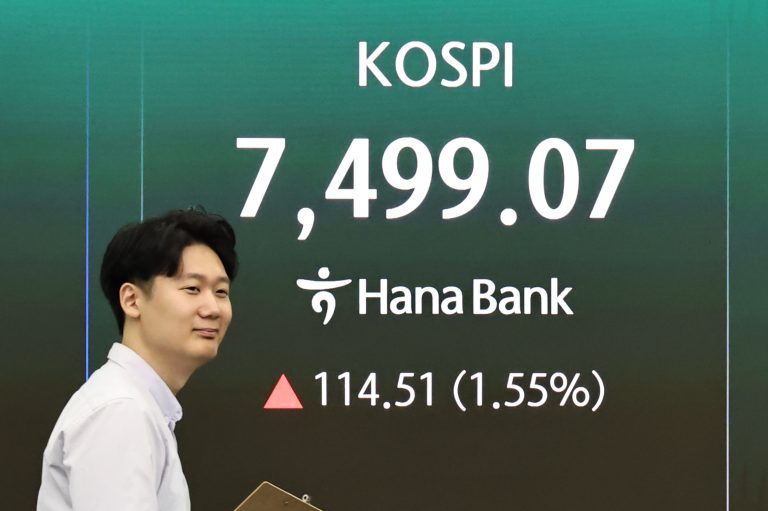 7일 서울 중구 하나은행 딜링룸 현황판에 코스피가 표시되고 있다.