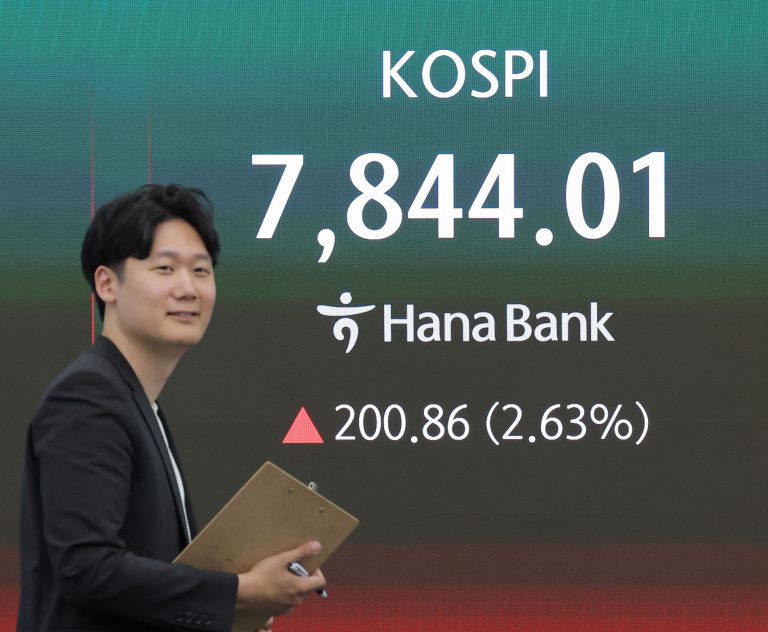 코스피가 전장보다 200.86p(2.63%) 오른 7,844.01 로 마감하며 종가 기준 사상 최고치를 경신한 13일 오후 서울 중구 하나은행 딜링룸에서 딜러가 업무를 보고 있다.