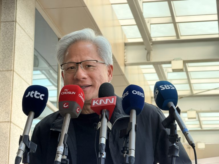 젠슨 황 엔비디아 최고경영자(CEO)가 닷새간의 방한 일정을 마치고 9일 출국했다. 황 CEO가 출국 전 취재진과 만나 발언하는 모습.