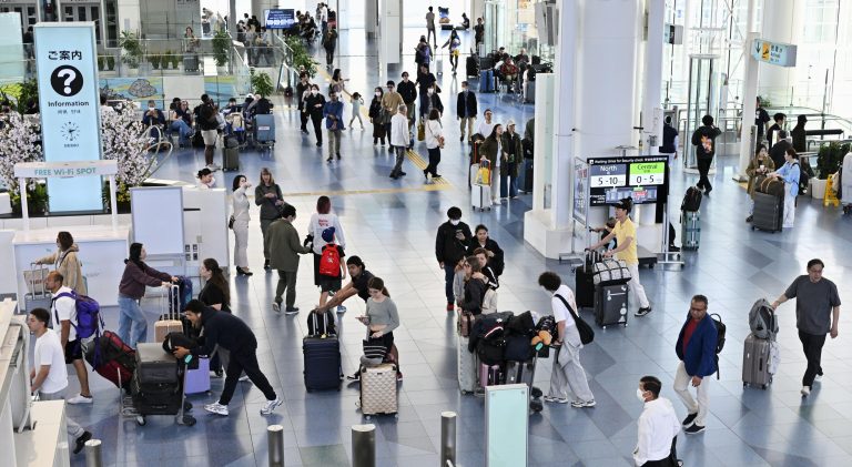 일본 도쿄 하네다공항에서 여행객들이 출국장으로 향하고 있다.