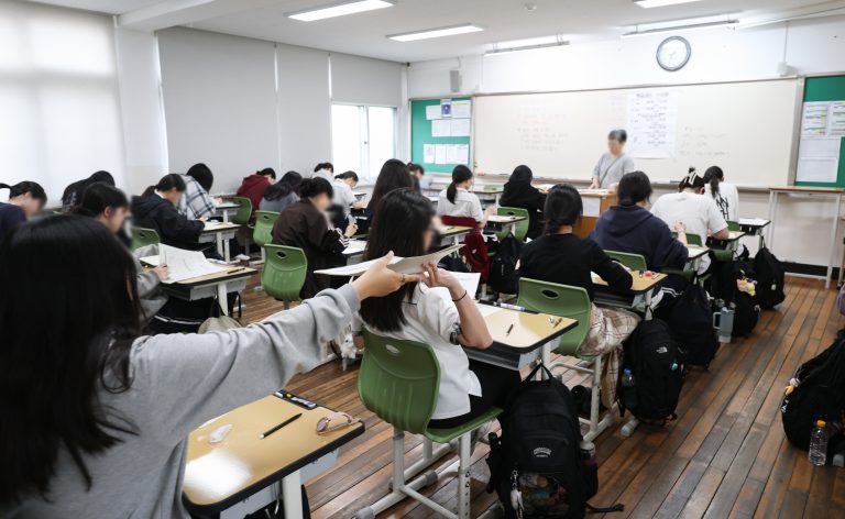 2027학년도 대학수학능력시험 6월 모의평가가 열린 4일 서울 마포구 서울여자고등학교에서 3학년 학생들이 시험 준비를 하고 있다