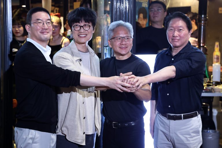 젠슨 황 엔비디아 최고경영자(CEO)가 5일 서울 마포구 홍대 인근 삼겹살 음식점 '형님 저요'에서 최태원 SK그룹 회장, 구광모 LG그룹 회장, 이해진 네이버 의장과 '삼소(삼겹살·소주) 회동’을 하며 포즈를 취하고 있다.