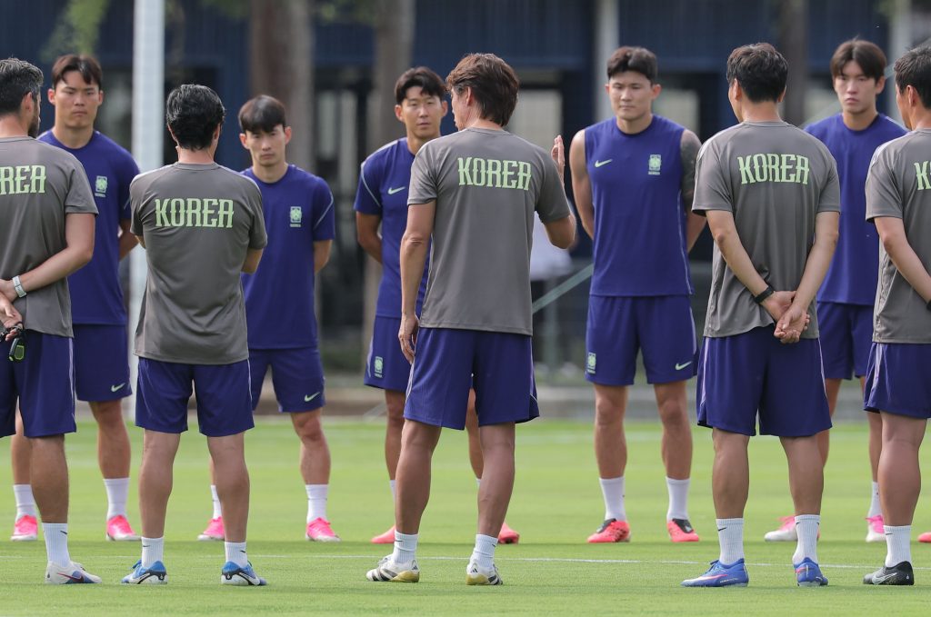 한국 축구 국가대표팀 선수들이 2026 북중미 월드컵 체코와의 조별리그 1차전을 하루 앞둔 10일(현지시간) 멕시코 과달라하라 인근 사포판의 치바스 바예 베르데에서 훈련을 하기 앞서 홍명보 감독의 지시 사항을 듣고 있다