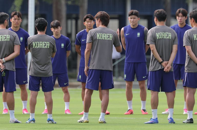한국 축구 국가대표팀 선수들이 2026 북중미 월드컵 체코와의 조별리그 1차전을 하루 앞둔 10일(현지시간) 멕시코 과달라하라 인근 사포판의 치바스 바예 베르데에서 훈련을 하기 앞서 홍명보 감독의 지시 사항을 듣고 있다