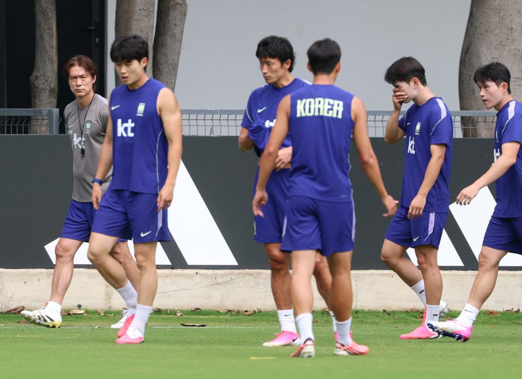 2026 북중미 월드컵에 출전한 한국 축구 국가대표팀 홍명보 감독이 15일(현지시간) 오전 멕시코 과달라하라 인근 사포판의 치바스 바예 베르데에서 멕시코와의 조별리그 2차전을 대비해 훈련하는 선수들을 지켜보고 있다