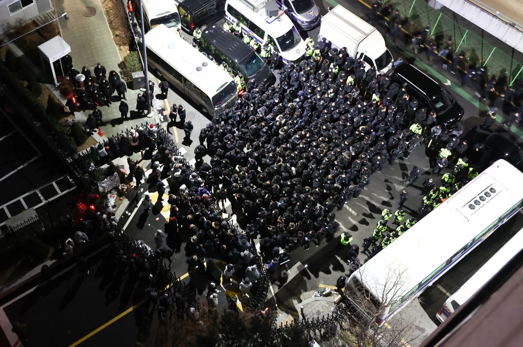 고위공직자범죄수사처(공수처)와 경찰이 윤석열 대통령에 대한 2차 체포영장 집행에 나선 2025년 1월 15일 서울 용산구 한남동 대통령 관저 입구에서 윤 대통령측 변호인단 및 경호처(왼쪽)와 공수처, 경찰이 대치하고 있다.