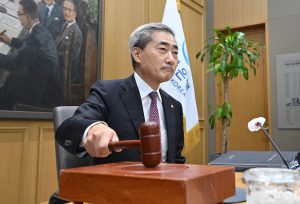 신현송 한국은행 총재가 16일 서울 중구 한국은행에서 열린 금융통화위원회 본회의에 참석해 의사봉을 두드리고 있다