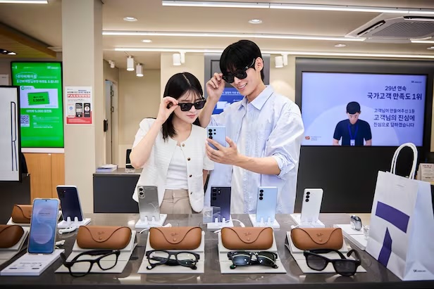 SK텔레콤은 AI 글래스 ‘레이밴 메타 글래스(Ray-Ban Meta(Gen 2))’를 출시하고, 공식 온라인몰 T다이렉트샵과 서울, 경기 지역의 SK텔레콤 PS&M 6개 매장에서 판매를 시작한다고 22일 밝혔다.