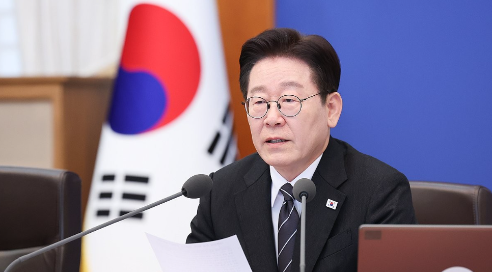 이재명 대통령의 국정수행 지지율이 큰 폭으로 상승하며 부정평가가 긍정평가를 앞지르던 '데드크로스' 정국을 반전시켰다.