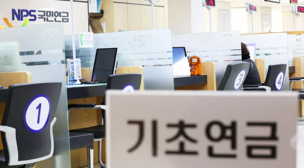 정부가 디지털 기기 다루기에 서툰 고령층을 배려해 기초연금을 인터넷이나 모바일로 손쉽게 청구할 수 있는 간소화 장치를 내놓는다. 