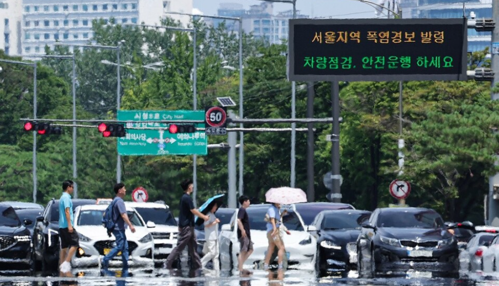 한낮의 열기가 대지를 뜨겁게 달구면서 서울 전역이 거대한 찜통으로 변해버렸다. 이미 서남권과 동남권에 내려져 있던 폭염경보가 동북권까지 확대 적용되면서 수도권 주민들의 건강 관리와 야외 활동에 빨간불이 켜졌다.
