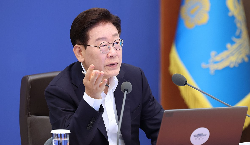 대통령실에서 개최된 제21회 국무회의에서 산업 현장의 과도한 노동쟁의 범위 확대를 방지하고 경영권 침해 우려를 해소하기 위한 정부 차원의 가이드라인 재정비 방침이 제시되었다.