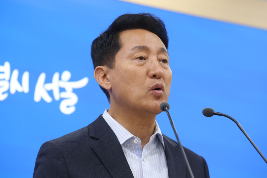 정치 브로커 명태균 씨로부터 여론조사 결과를 제공받고 후원자를 통해 비용을 대납하게 한 혐의로 재판에 넘겨진 오세훈 서울시장이 1심에서 시장직 상실형에 해당하는 벌금형을 선고받았다.