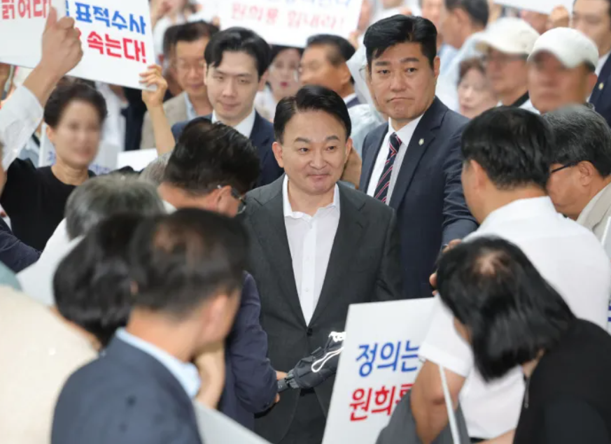 서울·양평고속도로 노선 변경 및 사업 백지화 논란으로 고발된 원희룡 전 국토교통부 장관이 권창영 특별검사팀에 피의자 신분으로 출석해 조사를 받고 있다.
