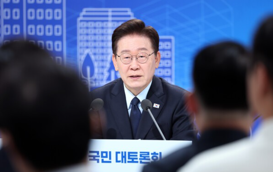 이재명 대통령이 부동산 보유세 강화 추진 과정에서 발생할 수 있는 국민적 저항을 경고하며, 실거주자와 다주택자를 엄격히 구분하는 정교한 세제 개편안 마련을 주문했다. 