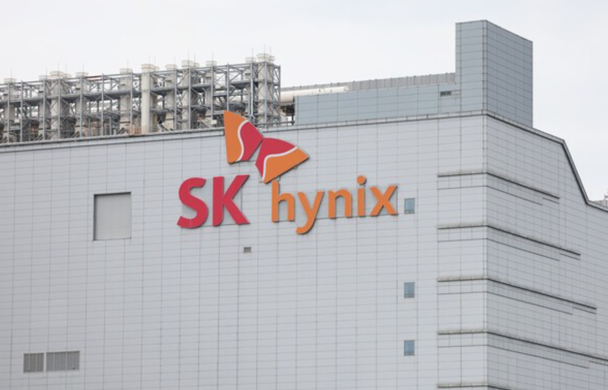 SK하이닉스 주가가 고점 대비 50% 넘게 폭락한 가운데 증권가의 기업가치 전망이 극명하게 갈리고 있다.