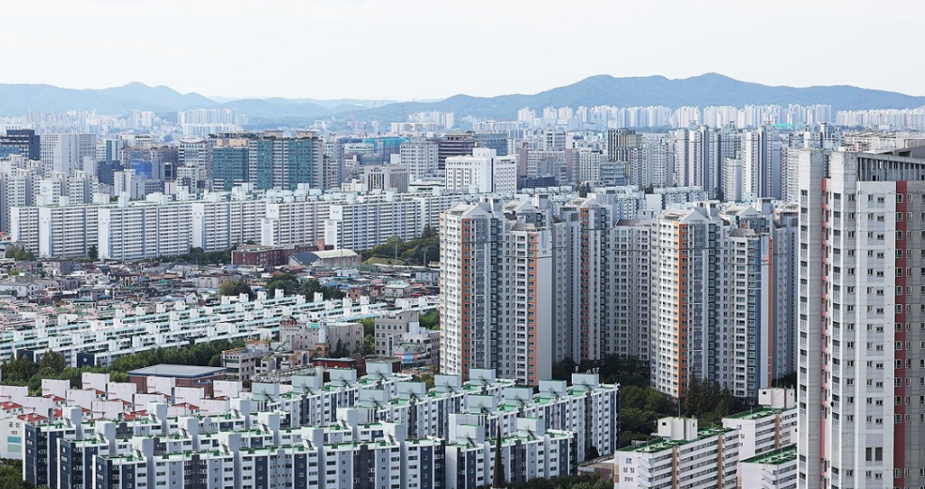 공동주택 가격 급등으로 재산세 부담이 가중되면서 서울 강남구 주민들의 재산세 분할납부 신청이 1년 만에 두 배 이상 늘어났다.