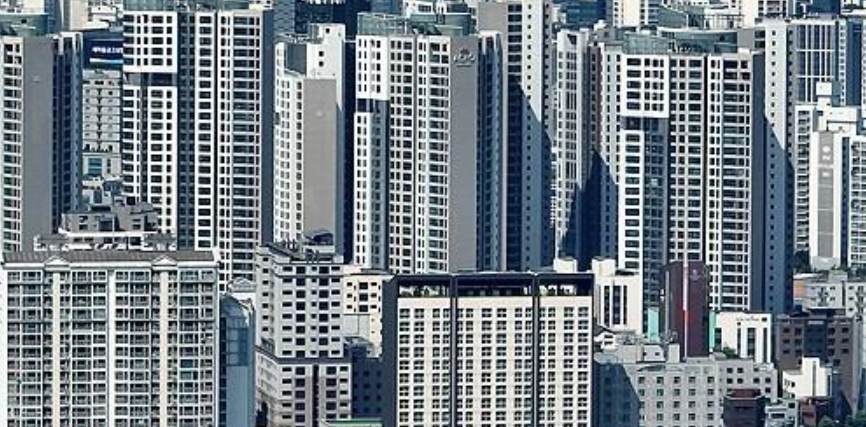 정부의 2026년 세법 개정안을 통한 다주택자 양도소득세 한시적 완화 방침이 시장 내 불확실성을 키우며 파장을 일으키고 있다.