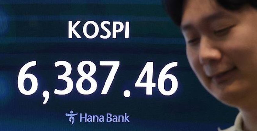 전날 폭락세를 기록했던 국내 증시가 외국인과 기관 투자가의 저가 매수세에 힘입어 반등에 나서고 있다.