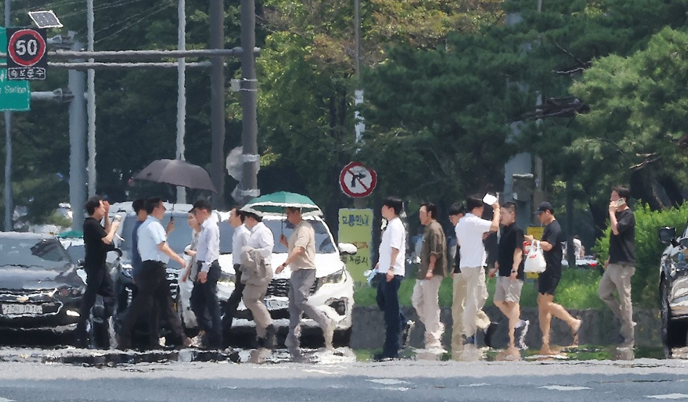 절기상 가을로 접어드는 입추임에도 불구하고 전국 곳곳에 최고 39도에 육박하는 극심한 폭염이 지속되고 있다.