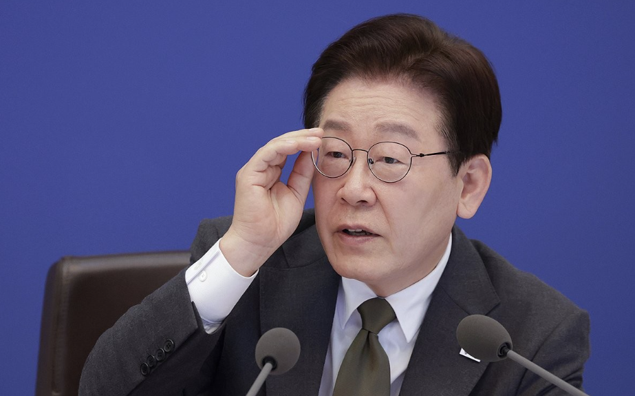 대통령 국정운영을 둘러싼 민심의 흐름이 단기간 내 급격히 냉각되며 부정 평가가 긍정 평가를 크게 앞질렀다. 핵심 지지 기반으로 분류되던 계층과 지역에서 이탈 현상이 가시화되면서 국정 수행 동력에 경고등이 켜진 모양새다.