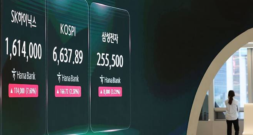 국내 증시가 반도체 대장주의 기록적인 급등세에 힘입어 폭발적인 상승세를 연출했다. 유가증권시장에서는 주가 급변에 따라 프로그램 매수 호가의 효력을 일시 정지하는 매수 사이드카가 발동되며 시장의 뜨거운 열기를 그대로 반영했다.
