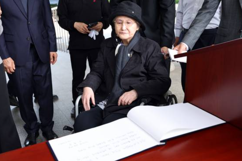노태우 전 대통령 일가의 비자금 은닉 및 조세 포탈 의혹을 수사 중인 검찰이 부인 김옥숙 여사의 자택을 비롯한 관련 거점들에 대해 전격적인 강제수사에 들어갔다.
