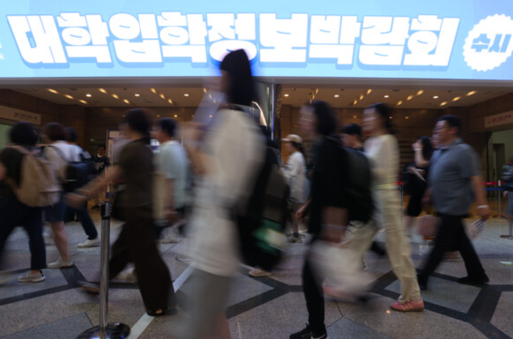 전국 20개 대학이 내년도 입학 전형에서 국가장학금 교부와 학자금 대출 실행이 제한되는 불명예를 안게 됐다. 기관 평가를 통과하지 못하거나 만성적인 재정 악화로 경영 위기에 직면한 학교들이 대거 포함되면서 신입생 확보 및 대학 운용에 심각한 차질이 빚어질 전망이다.