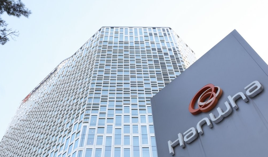 인적분할을 거친 주식회사 한화가 거래 재개 첫날 20%가 넘는 급등세를 기록하며 시장의 강한 주목을 받았다. 복잡하게 얽혀 있던 사업 포트폴리오를 분리하고 방산과 조선 등 핵심 중공업 중심 지주사로 체질을 개선하면서 기업가치 재평가 기대감이 반영된 결과다.
