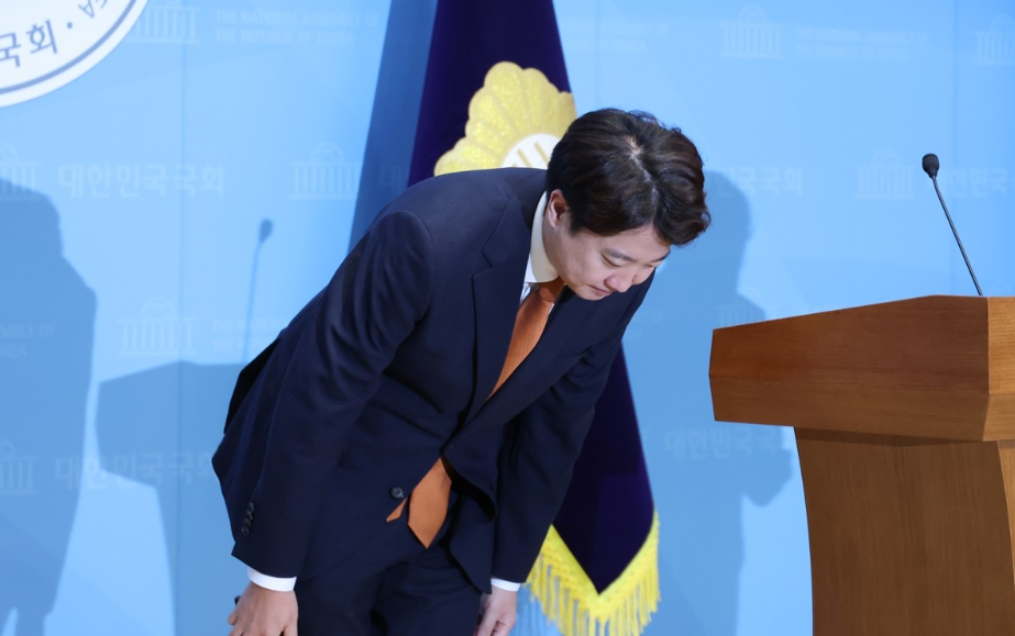 개혁신당 이준석 대표가 지방선거 결과에 대한 책임과 사내 쇄신책을 둘러싼 당내 갈등을 이유로 전격 사퇴했다.