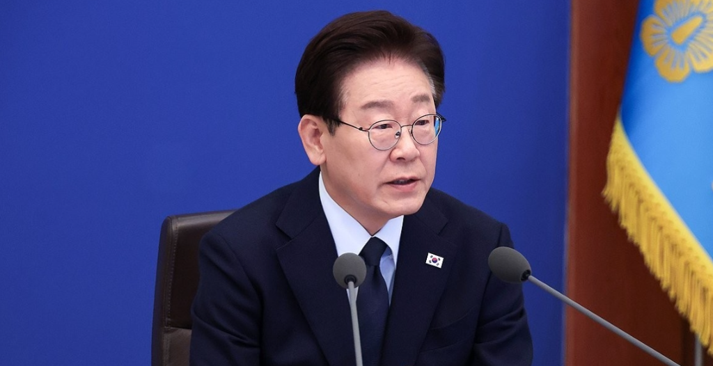 이재명 대통령의 국정 수행 지지율이 취임 후 처음으로 30%대로 하락했다는 여론조사 결과가 나왔다.