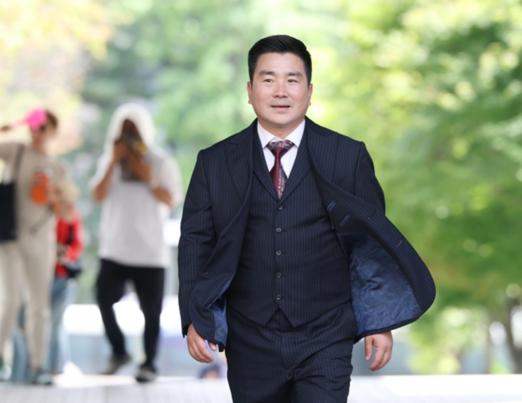 비상계엄 당시 국가기관을 무력으로 봉쇄하고 정치인 체포 등을 시도하며 군사력을 사적으로 오용한 군 지휘관들에게 법원이 무거운 실형을 선고하며 사법적 책임을 엄중히 물었다.