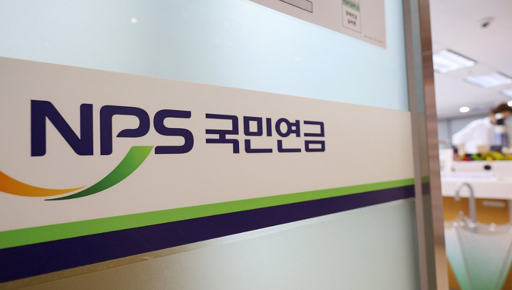 국내 증시의 이례적인 폭등세에 힘입어 국민연금 기금운용 수익률이 올해 상반기 동안 27%를 넘어서는 압도적인 성과를 거두었다.
